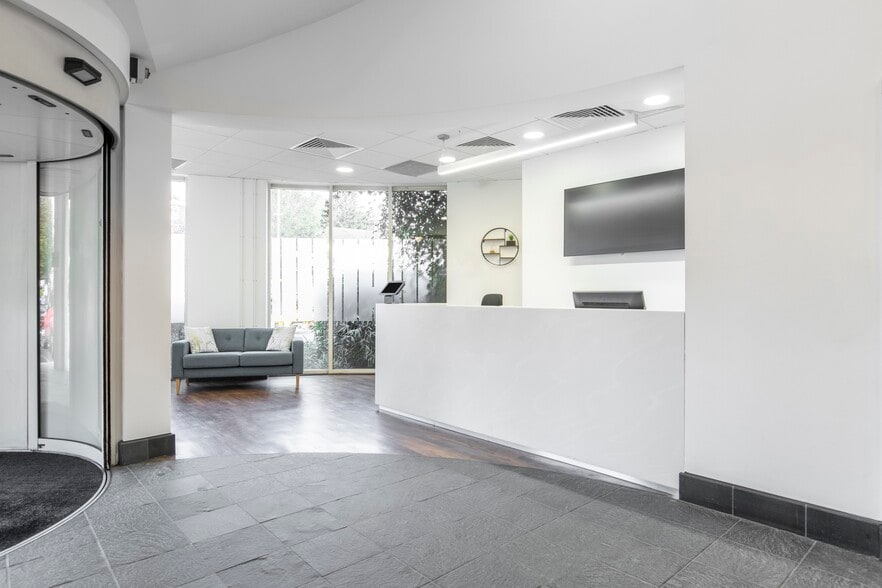 London Rd, Staines to rent - Interior Photo - Image 2 of 10