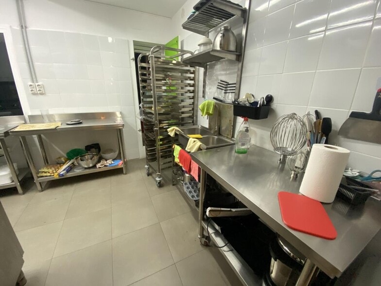 Retail in Barcelona, Barcelona to rent - Interior Photo - Image 3 of 4