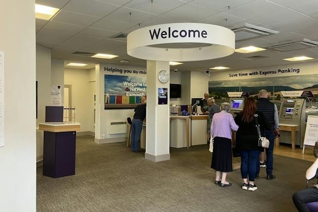 11 Rolle St, Exmouth to rent - Interior Photo - Image 2 of 2