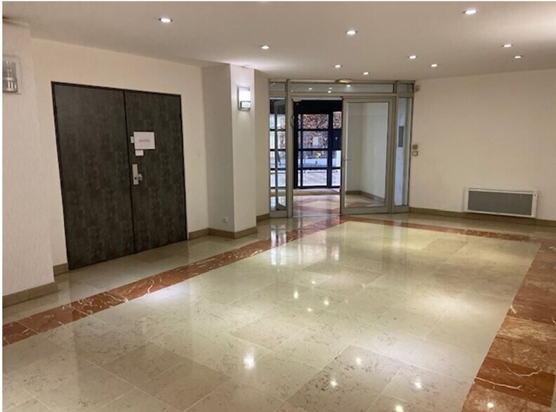 Office in Clichy to rent - Lobby - Image 2 of 7
