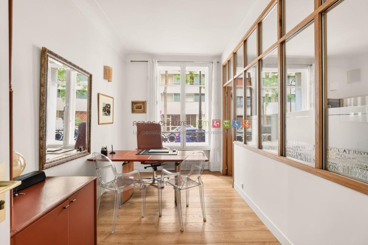 Retail in Paris for sale Interior Photo- Image 1 of 10