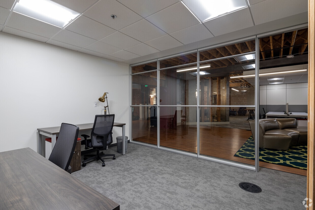 1512 Curtis St, Denver, CO to rent Interior Photo- Image 1 of 3