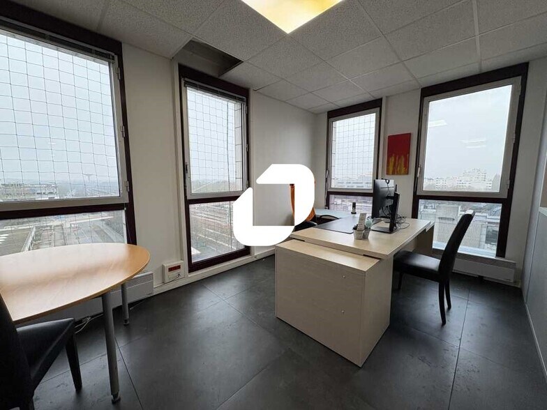 Office in Montigny-le-Bretonneux to rent - Interior Photo - Image 3 of 9
