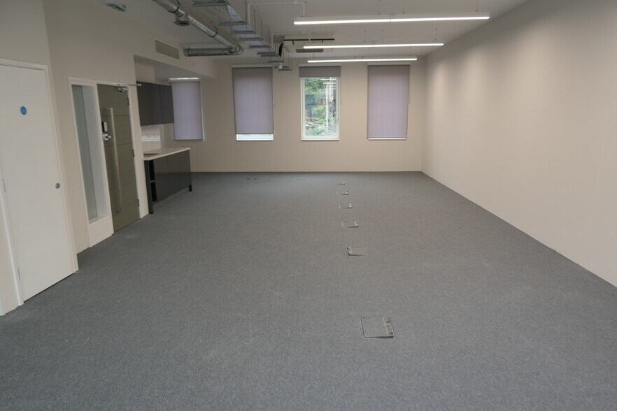 Southern Row, London to rent - Interior Photo - Image 2 of 7