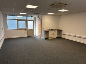 9-28 Athena Ct, Warwick to rent Interior Photo- Image 2 of 2