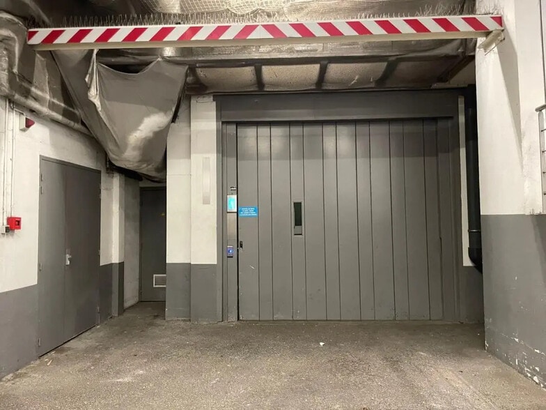 Light Industrial in Vanves to rent - Building Photo - Image 2 of 6