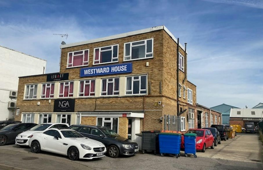 Glebeland Rd, Camberley to rent - Primary Photo - Image 1 of 1