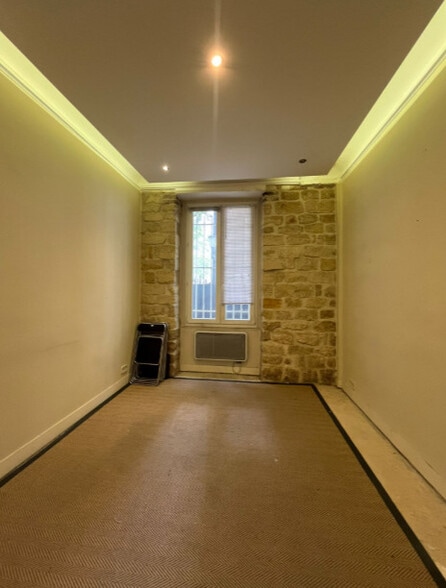 Retail in LEVALLOIS PERRET to rent - Interior Photo - Image 1 of 4