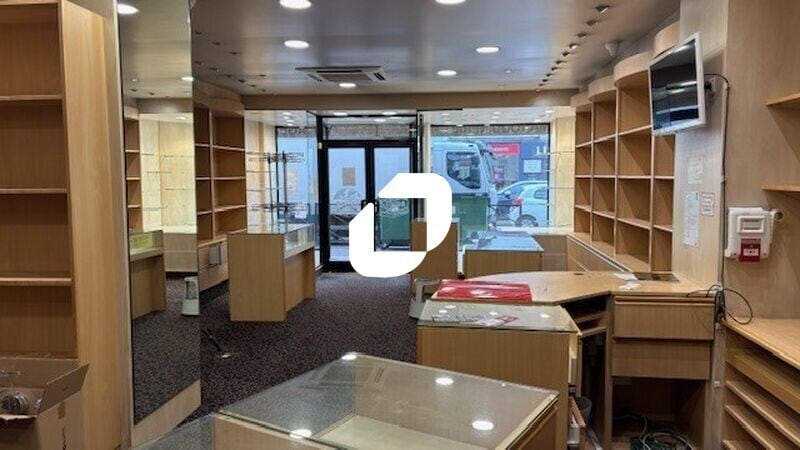 Retail in Antony to rent - Interior Photo - Image 2 of 4