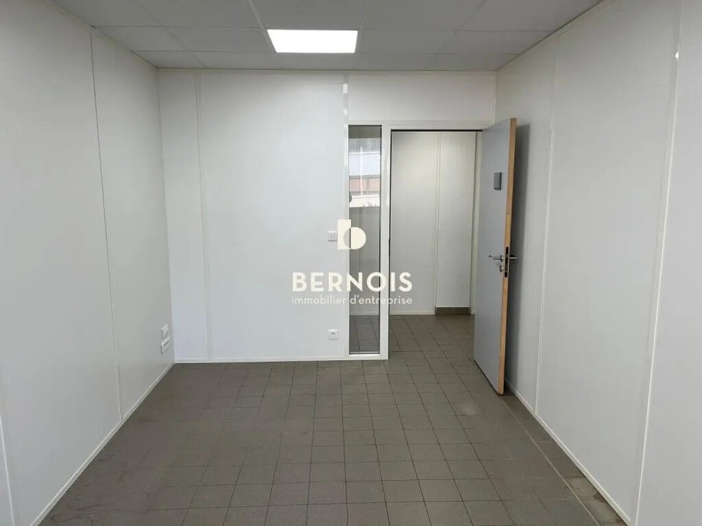 Location Bureaux 94 m² à 540 m² - Photo 1