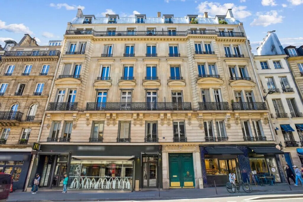 Location Bureaux 244 m² - Photo 1