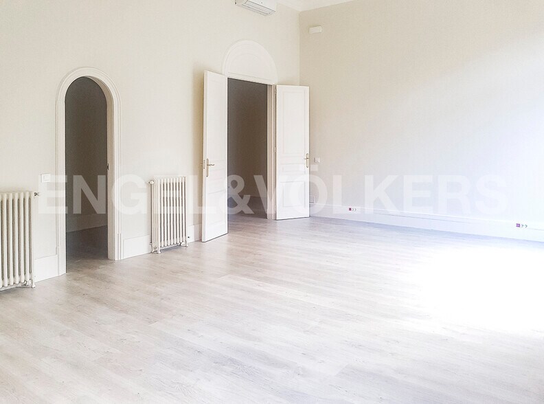 Office in Barcelona, Barcelona to rent - Interior Photo - Image 2 of 2
