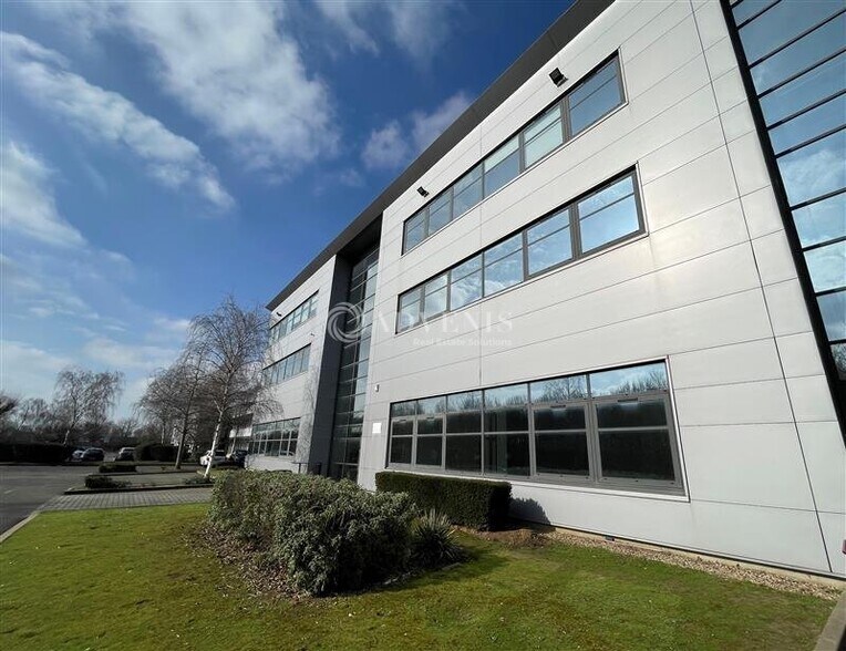 Light Industrial in Roissy En France to rent - Building Photo - Image 3 of 12