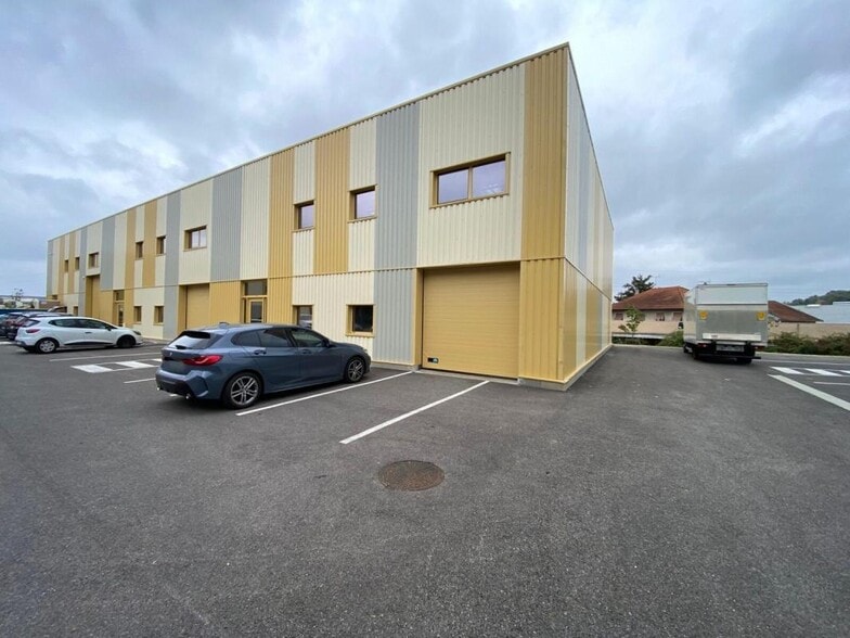 Light Industrial in Saint-Genis-Laval for sale - Building Photo - Image 1 of 4