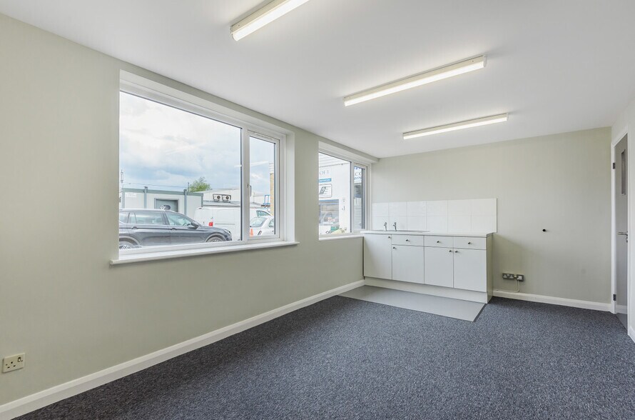 Dedworth Rd, Windsor to rent - Building Photo - Image 3 of 7