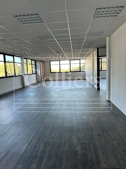 1330 Avenue Jean-René Guillibert Gautier De La Lauzière, Aix-en-Provence for sale - Interior Photo - Image 3 of 6