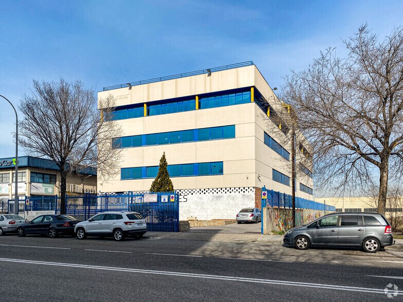 Calle Laguna del Marquesado, 8, Madrid, Madrid to rent - Primary Photo - Image 1 of 3