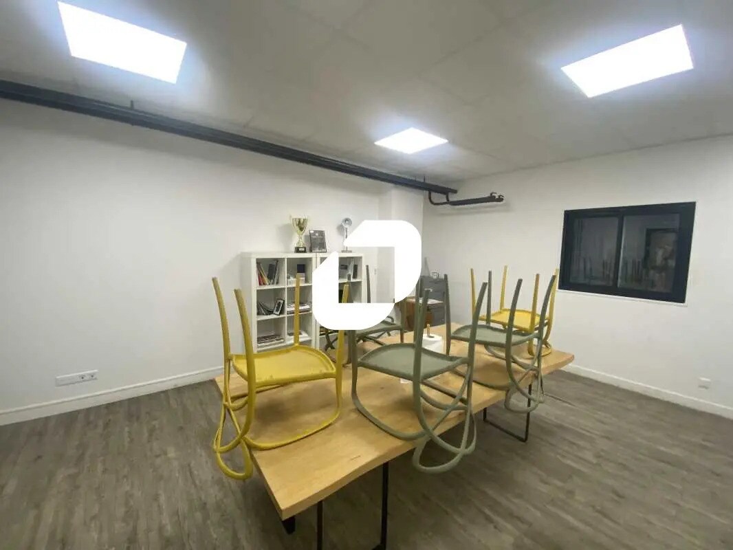 Light Industrial in Osny for sale Interior Photo- Image 1 of 19