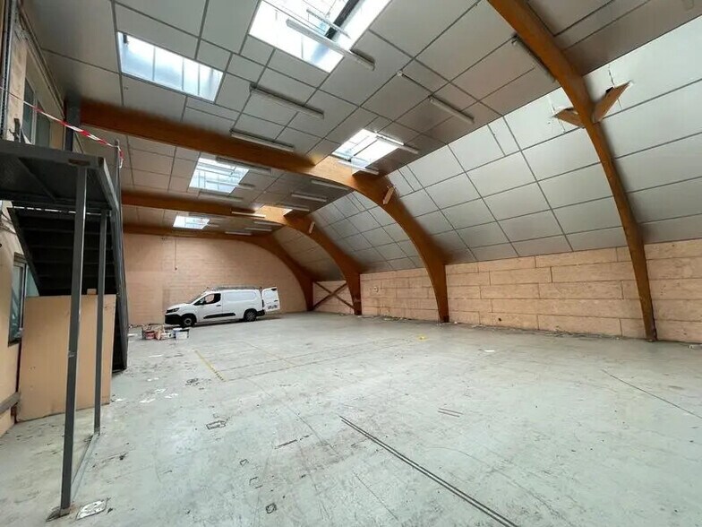 Light Industrial in Villeurbanne to rent - Interior Photo - Image 1 of 6