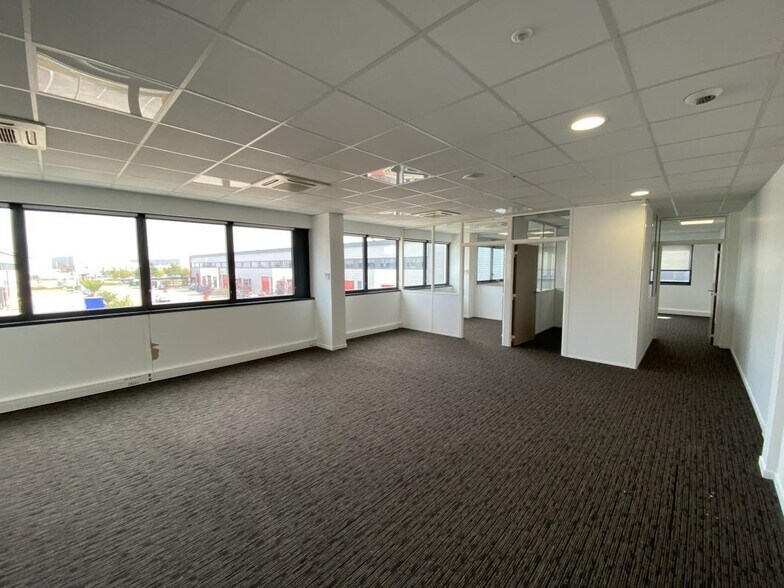 Light Industrial in Meyzieu to rent - Interior Photo - Image 2 of 6