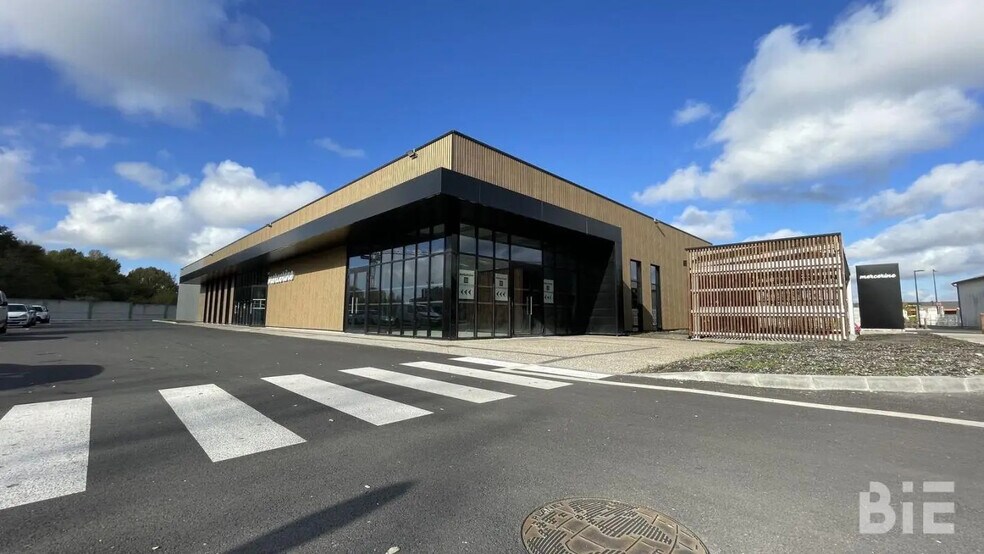 Retail in Sainte-Eulalie to rent - Building Photo - Image 1 of 6