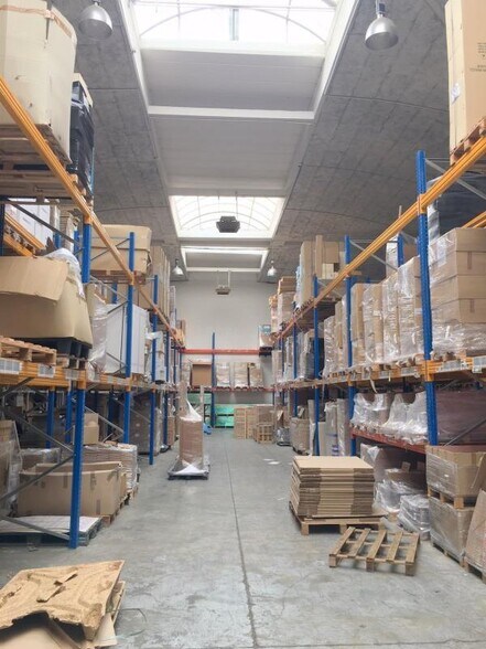 Light Industrial in Carrières-sur-Seine to rent - Interior Photo - Image 2 of 10