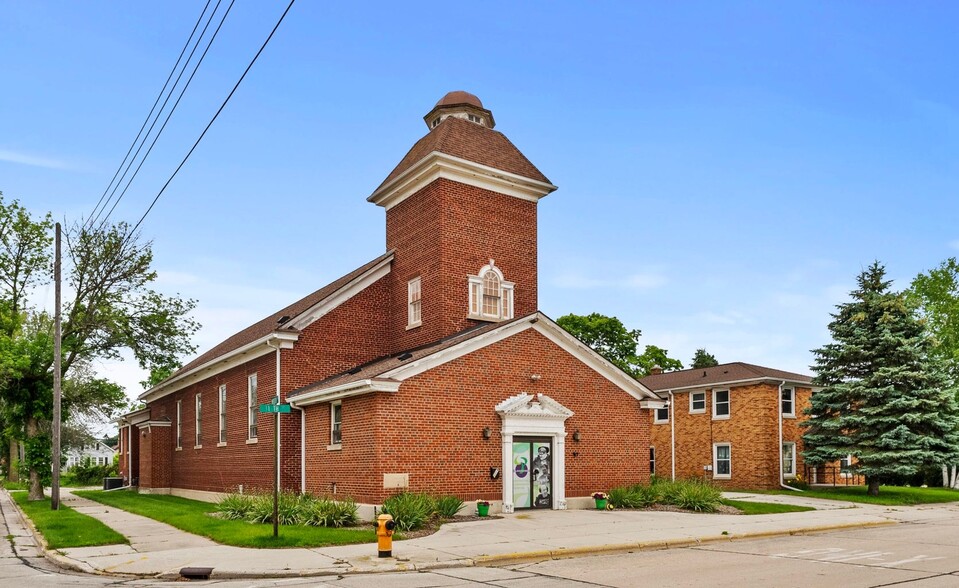 2214 11th St, Two Rivers, WI for sale - Primary Photo - Image 1 of 61