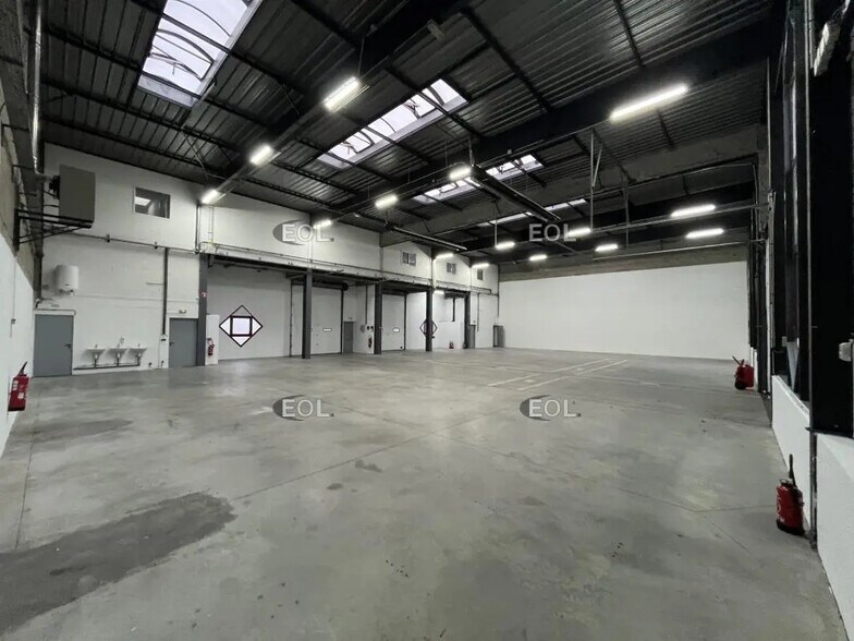 Light Industrial in Élancourt to rent - Primary Photo - Image 2 of 13
