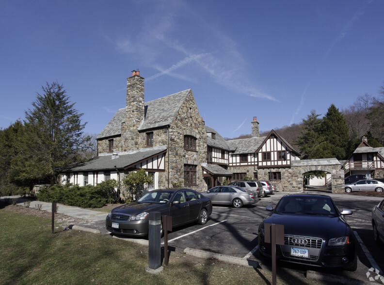 555 Pleasantville Rd, Briarcliff Manor, NY for rent - Building Photo - Image 2 of 2