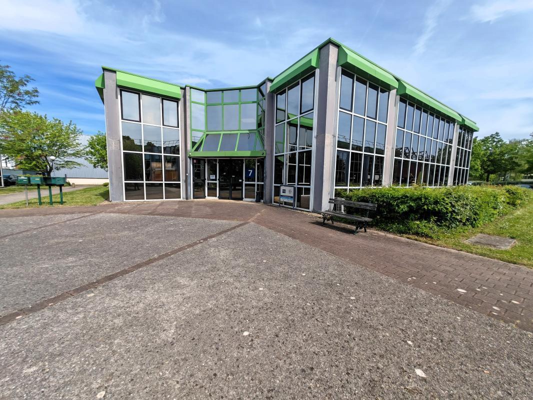 Office in Saint-Thibault-des-Vignes to rent Building Photo- Image 1 of 9