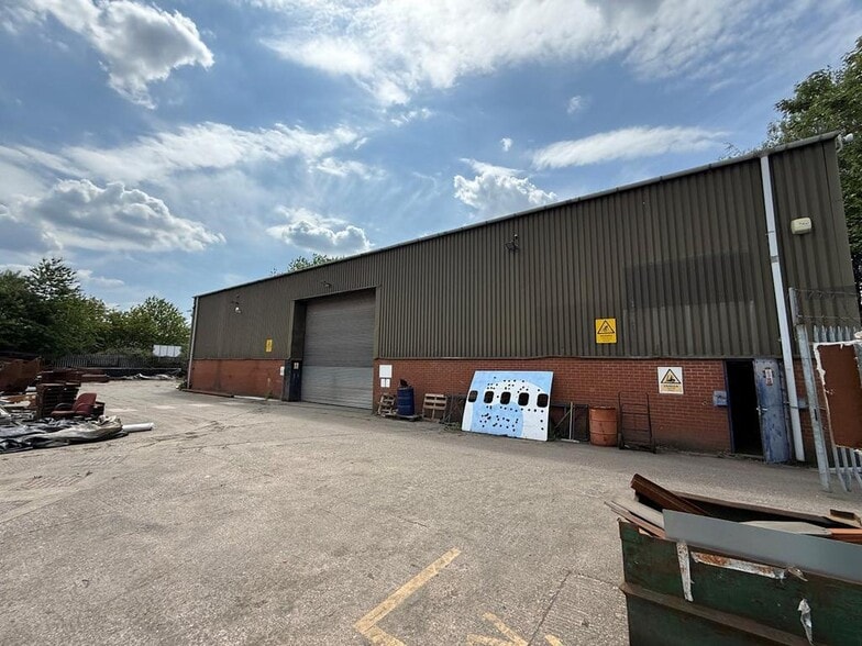 Gorton Cres, Manchester to rent - Building Photo - Image 1 of 8