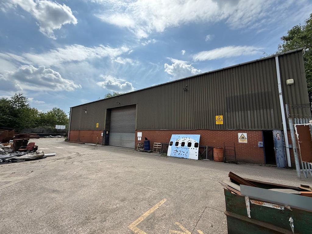 Gorton Cres, Manchester to rent Building Photo- Image 1 of 9