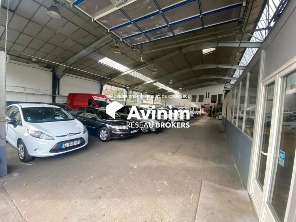 Location Commerce 890 m² - Photo 1