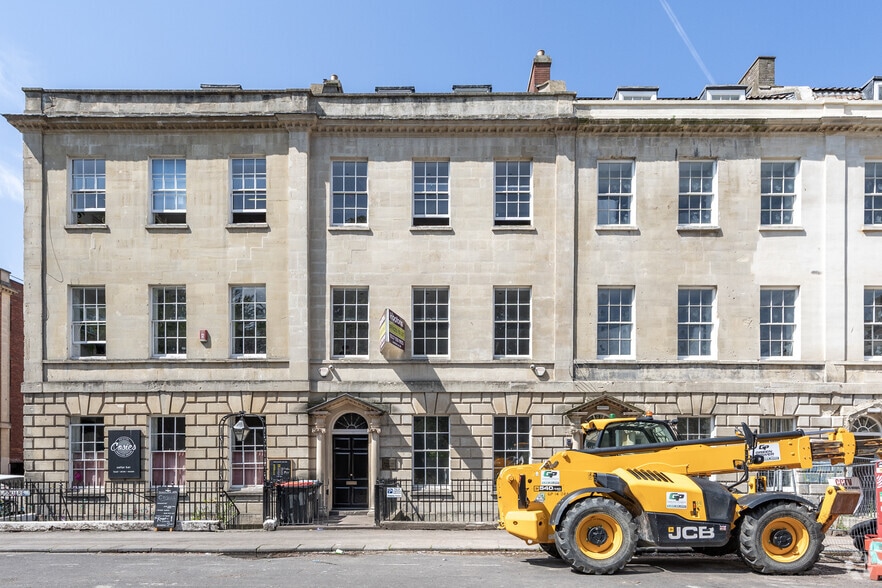 33 Portland Sq, Bristol to rent - Building Photo - Image 2 of 3