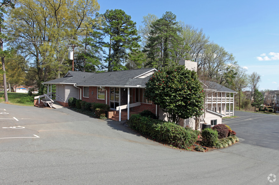 5232 Albemarle Rd, Charlotte, NC for rent - Building Photo - Image 1 of 7