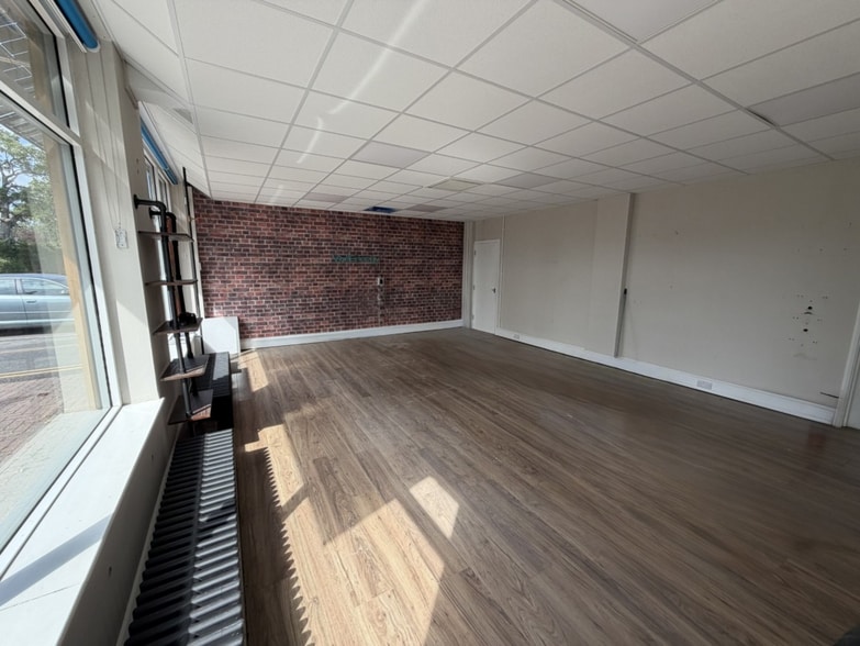 93 Mytchett Rd, Camberley to rent - Interior Photo - Image 2 of 5