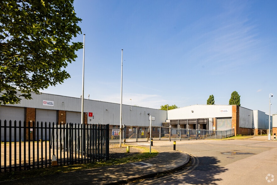 Field Way, Greenford to rent - Building Photo - Image 2 of 2