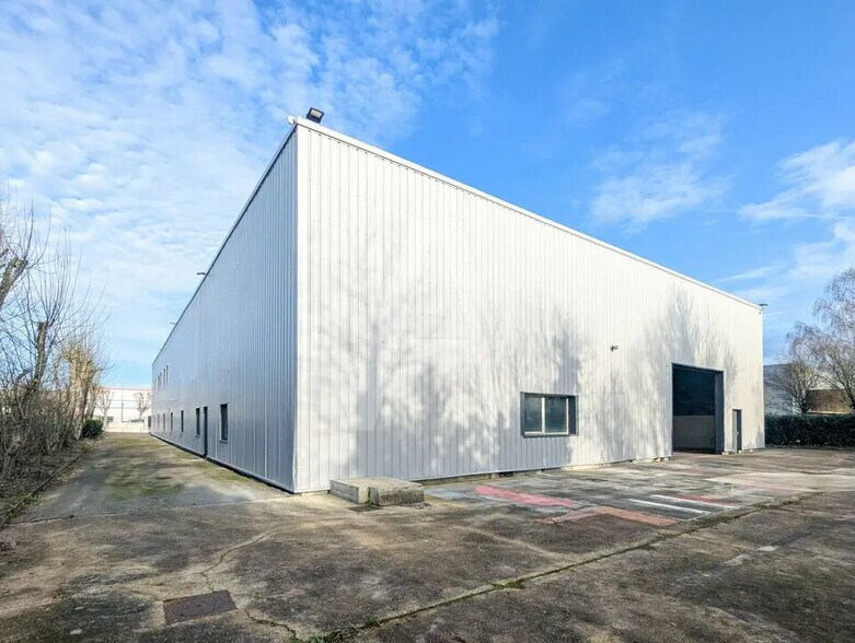 Industrial in Coignières to rent - Building Photo - Image 2 of 11