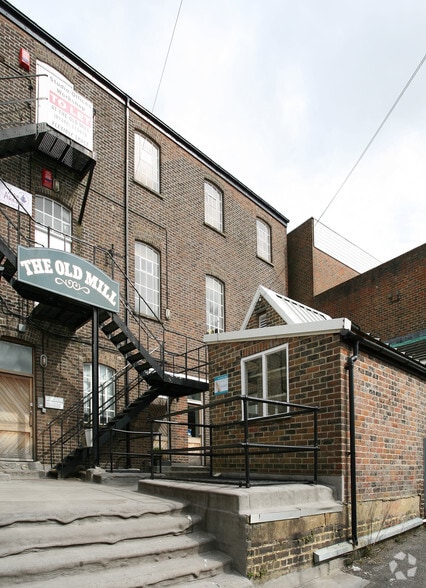 45 London Rd, East Grinstead to rent - Building Photo - Image 2 of 6