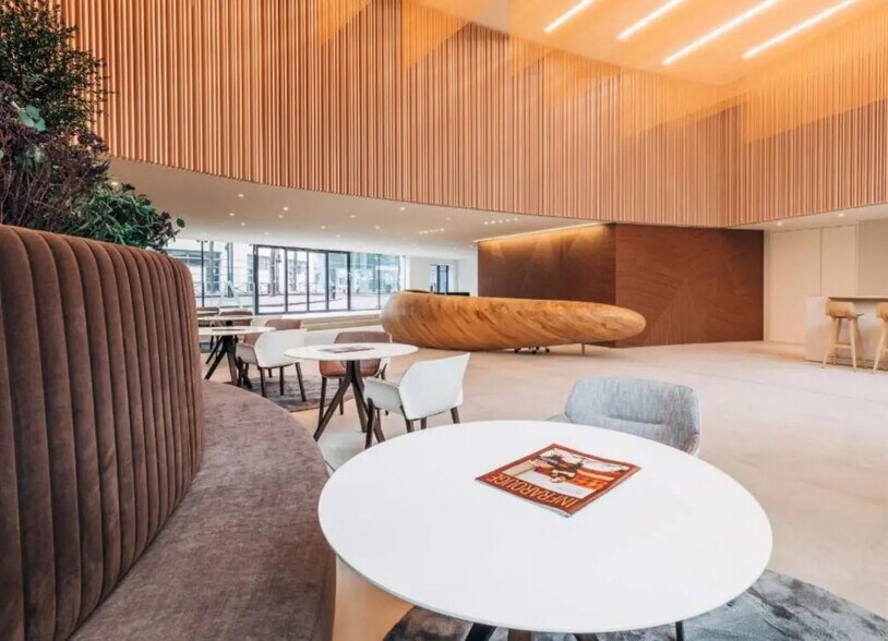 Office in Levallois-Perret to rent - Building Photo - Image 2 of 26