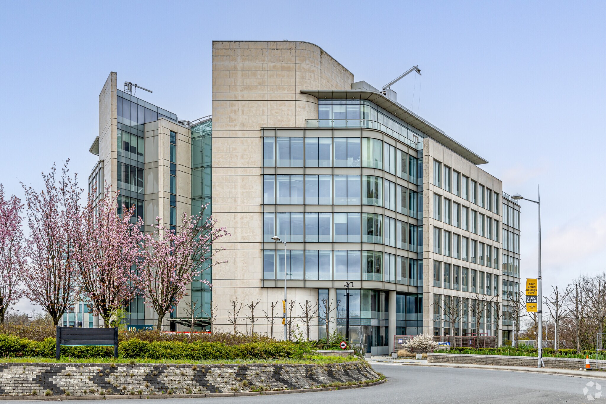 1 Lakeside Dr, London for sale Primary Photo- Image 1 of 1