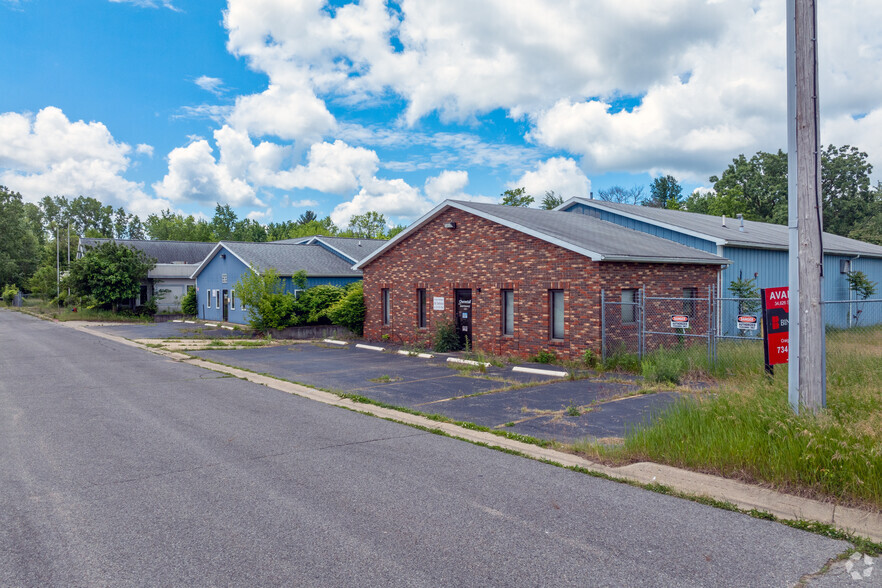 1610 Clara St, Jackson, MI for sale - Primary Photo - Image 1 of 6