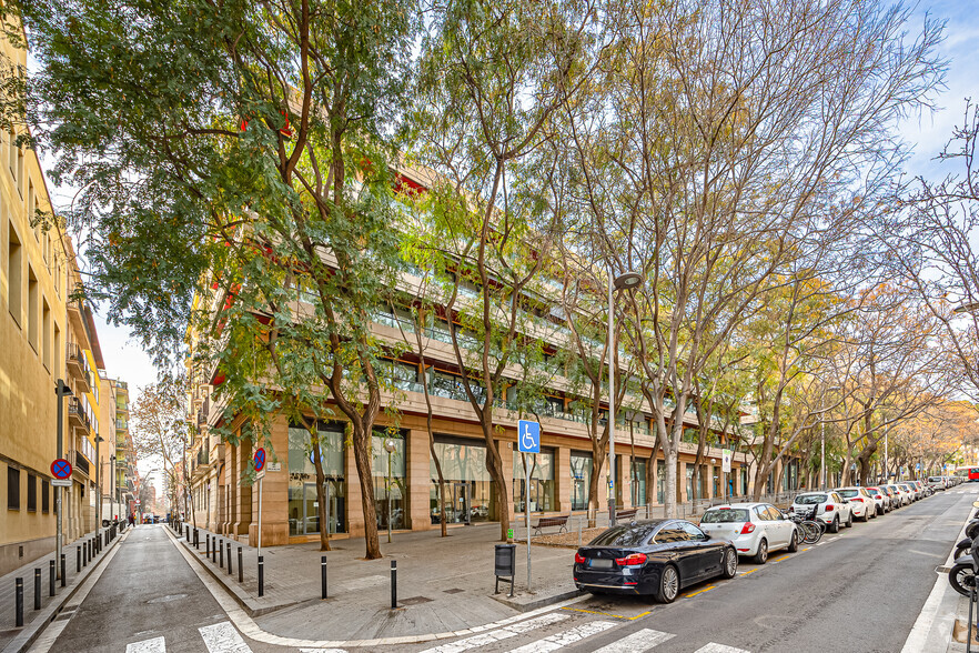 Carrer Dels Comtes De Bell-Lloc, Barcelona, Barcelona for rent - Building Photo - Image 2 of 2