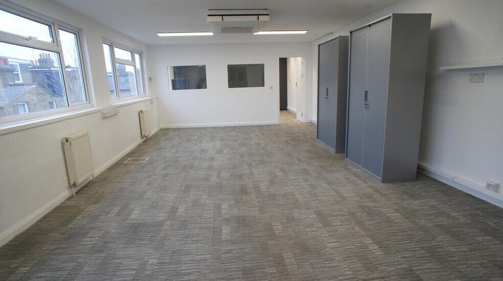 Bedford Rd, London to rent - Building Photo - Image 3 of 4