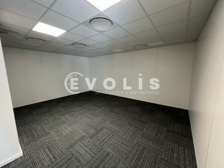 27 Chemin Des Peupliers, Dardilly to rent - Interior Photo - Image 2 of 23