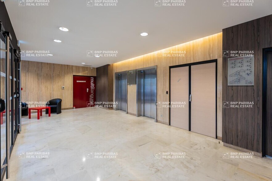 4 A Avenue Morane Saulnier, Vélizy-Villacoublay to rent - Lobby - Image 3 of 11
