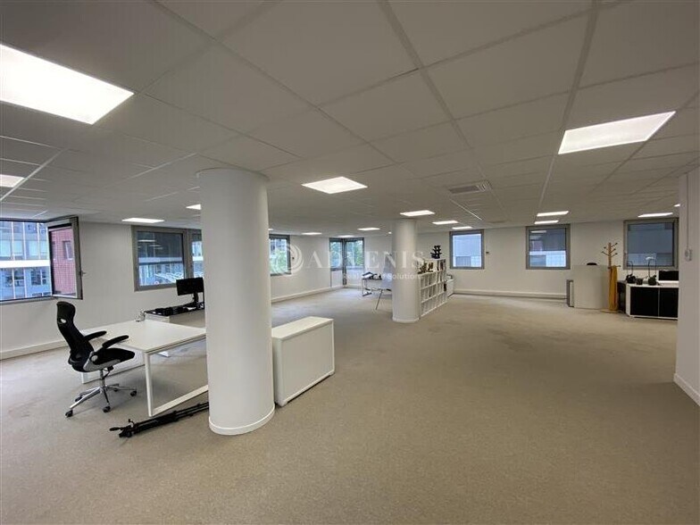 15 Rue Joël Le Theule, Montigny-le-Bretonneux to rent - Interior Photo - Image 2 of 5