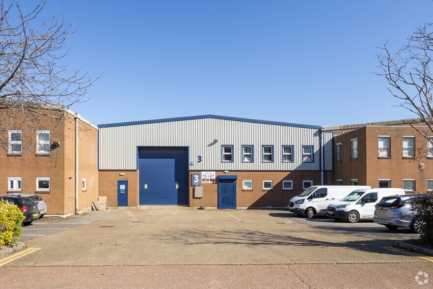 Lawrence Way, Dunstable for sale - Primary Photo - Image 1 of 1