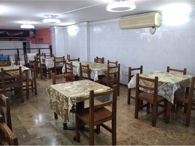 Retail in Barcelona, Barcelona to rent - Interior Photo - Image 2 of 2