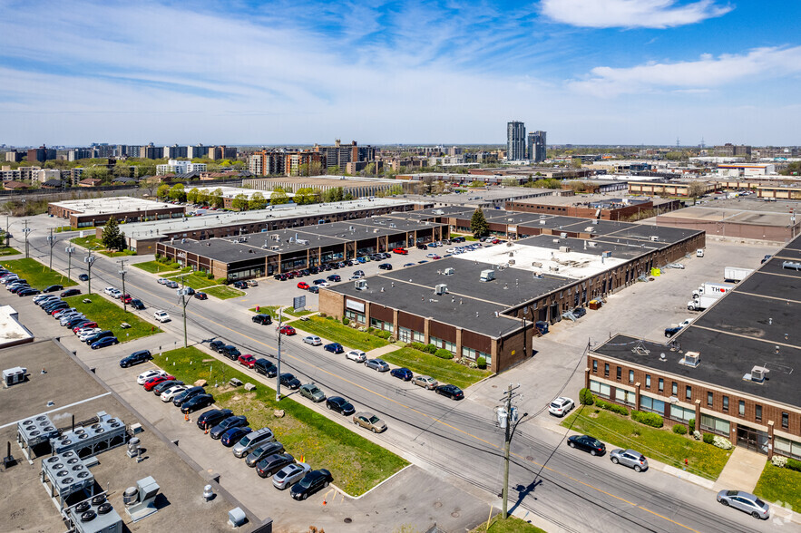 457-533 Rue Deslauriers, Saint-Laurent, Saint-Laurent, QC for rent - Aerial - Image 2 of 3